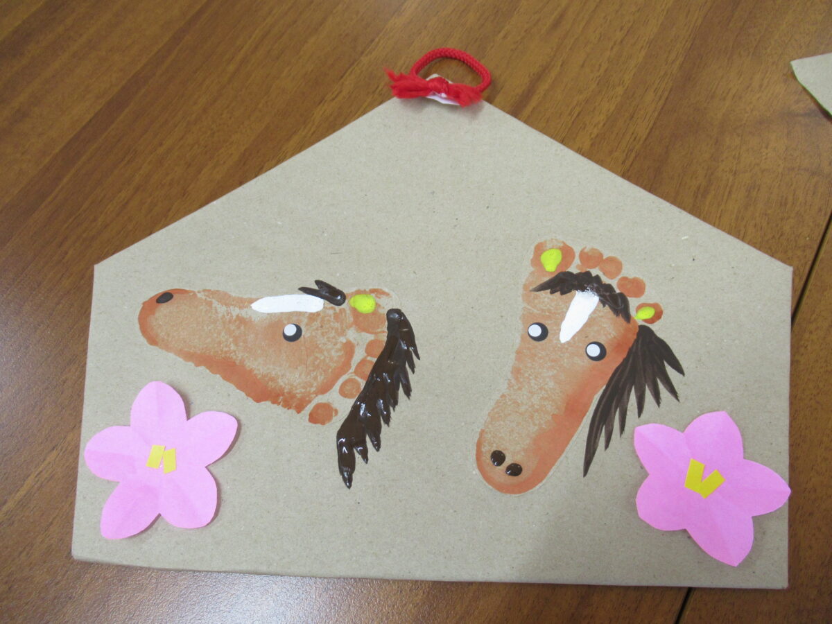 絵馬作りをしました。