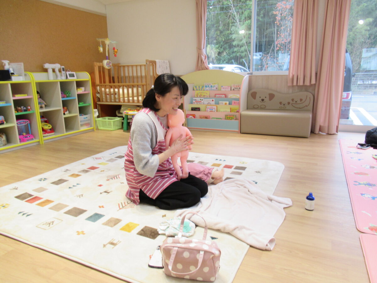 ベビーマッサージをしました。
